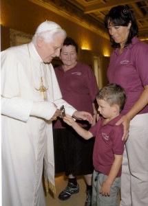 4-papst_tobias_ubergibt_unseren_flaschenoffner